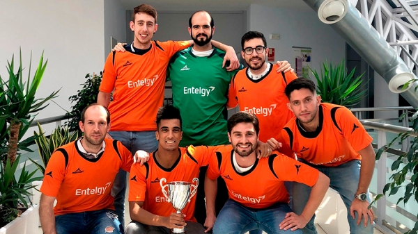 El equipo de Entelgy ganador del trofeo de bronce de la Liga de Fútbol Interempresas