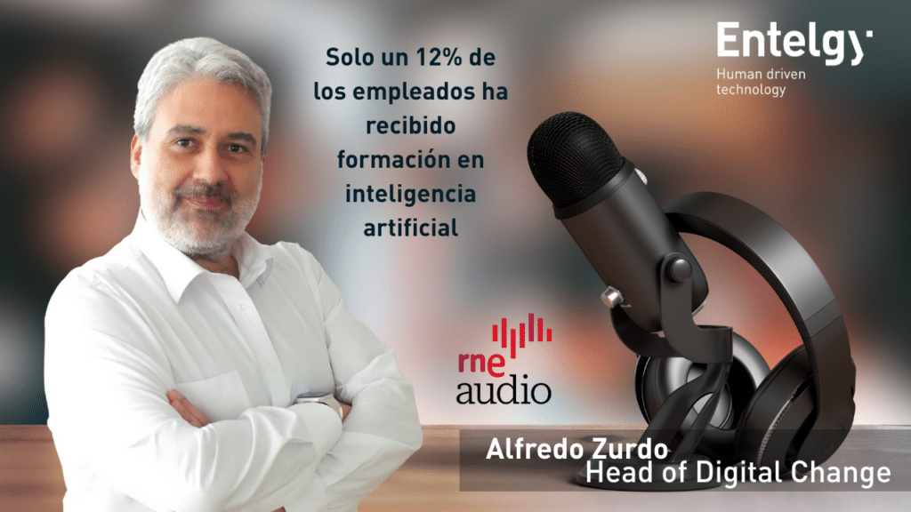 La brecha de formación en IA: un 30 % de los trabajadores la usa, pero sólo un 12 % ha sido capacitado Cruce de Cables, de Radio Nacional de España (RNE), ha publicado una entrevista con Alfredo Zurdo, Head of Digital Change de Entelgy, en la que se profundiza sobre los resultados de la encuesta realizada a los trabajadores españoles en torno al uso de la inteligencia artificial en sus entornos laborales. Se destaca un dato revelador: solo un 12 % de los trabajadores ha recibido formación en IA, a pesar de que un 30 % ya la utiliza de forma habitual en su día a día profesional. Esto pone de manifiesto la necesidad urgente de reforzar las competencias digitales de los empleados para garantizar un uso ético, responsable y eficaz de estas tecnologías. Durante la conversación, Alfredo Zurdo invita a superar ciertos temores aún presentes, como el miedo a la sustitución laboral o la falta de claridad sobre el propósito de la inteligencia artificial. Y es que, tal y como señala, la verdadera competencia no se encuentra entre humanos y máquinas, sino entre quienes saben utilizar la IA y quienes aún no han desarrollado esas habilidades. Escucha la entrevista completa en Cruce de Cables (RNE) y descubre cómo la inteligencia artificial está transformando el mundo del trabajo y cuáles son los retos a los que nos enfrentamos como sociedad. https://youtu.be/D20nuB3E170