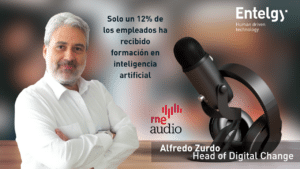 La brecha de formación en IA: un 30 % de los trabajadores la usa, pero sólo un 12 % ha sido capacitado Cruce de Cables, de Radio Nacional de España (RNE), ha publicado una entrevista con Alfredo Zurdo, Head of Digital Change de Entelgy, en la que se profundiza sobre los resultados de la encuesta realizada a los trabajadores españoles en torno al uso de la inteligencia artificial en sus entornos laborales. Se destaca un dato revelador: solo un 12 % de los trabajadores ha recibido formación en IA, a pesar de que un 30 % ya la utiliza de forma habitual en su día a día profesional. Esto pone de manifiesto la necesidad urgente de reforzar las competencias digitales de los empleados para garantizar un uso ético, responsable y eficaz de estas tecnologías. Durante la conversación, Alfredo Zurdo invita a superar ciertos temores aún presentes, como el miedo a la sustitución laboral o la falta de claridad sobre el propósito de la inteligencia artificial. Y es que, tal y como señala, la verdadera competencia no se encuentra entre humanos y máquinas, sino entre quienes saben utilizar la IA y quienes aún no han desarrollado esas habilidades. Escucha la entrevista completa en Cruce de Cables (RNE) y descubre cómo la inteligencia artificial está transformando el mundo del trabajo y cuáles son los retos a los que nos enfrentamos como sociedad. https://youtu.be/D20nuB3E170